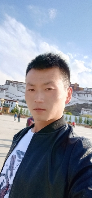 阳光下的小草的第一张照片--大田相亲网